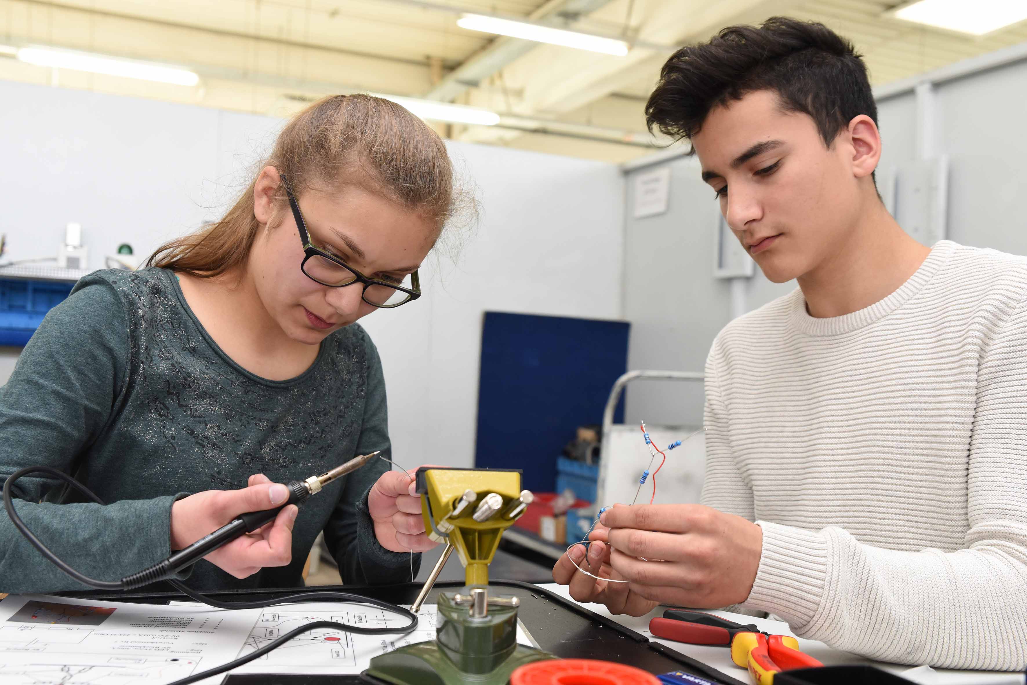 Technikthemen und Talente: Mädchen schnuppern in den Alltag der Industrie