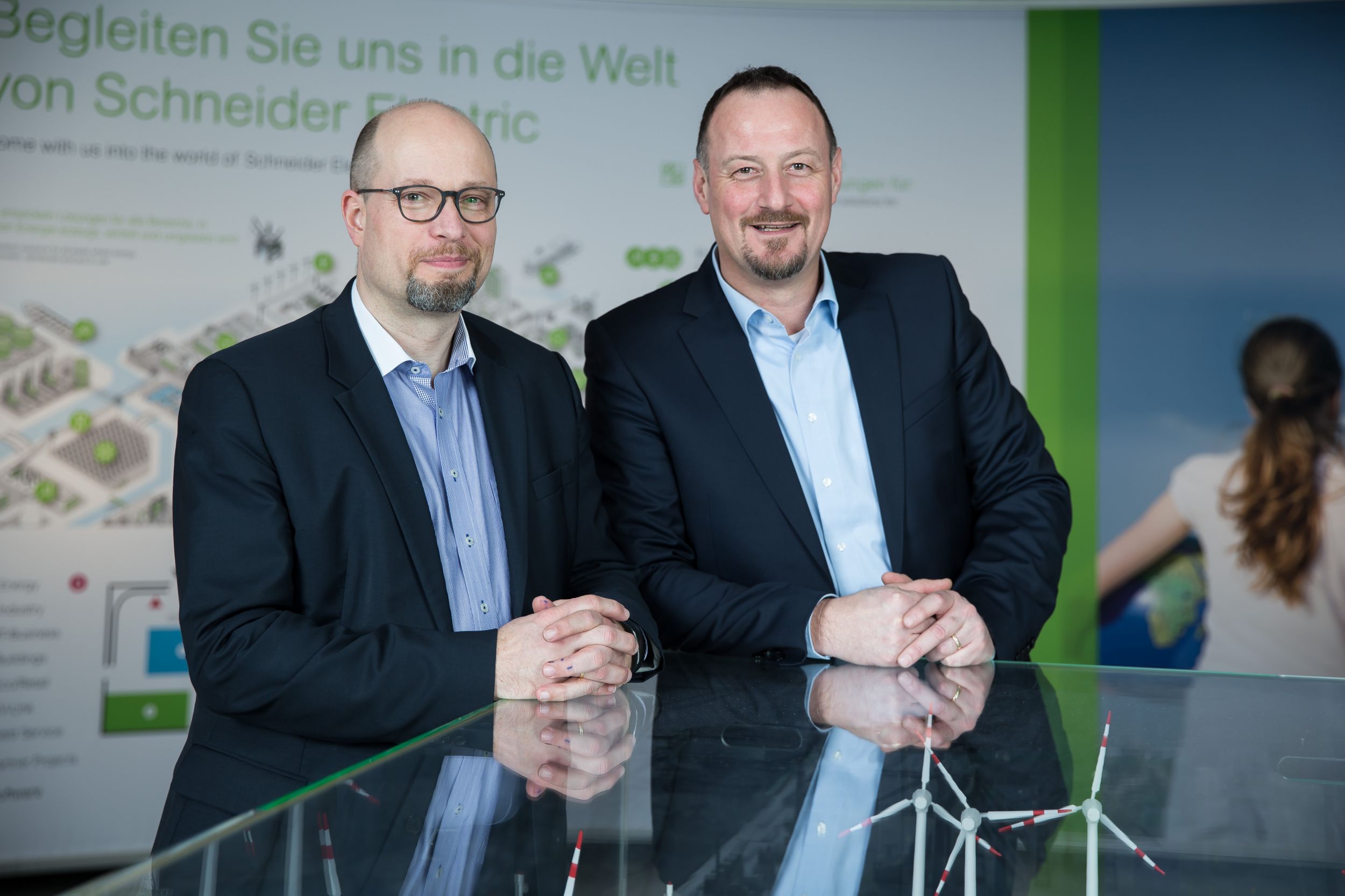 web 140010 personenfoto bu building