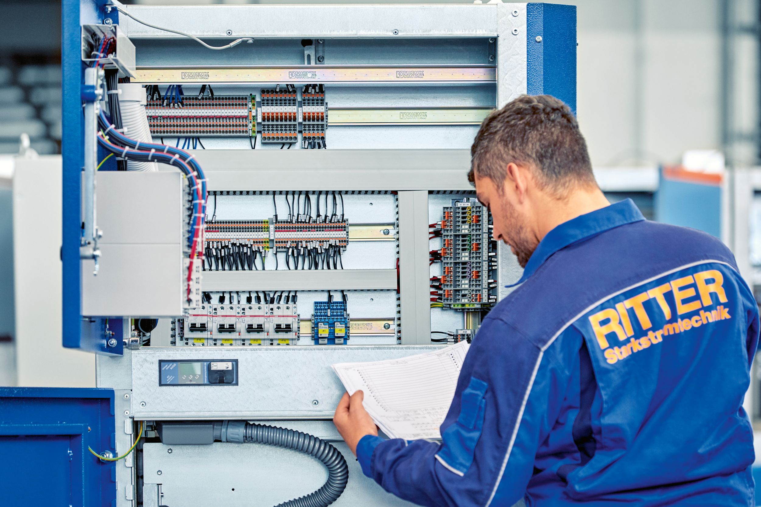 Vorkonfektionierte Klemmenleisten erleichtern smarten Schaltanlagenbau