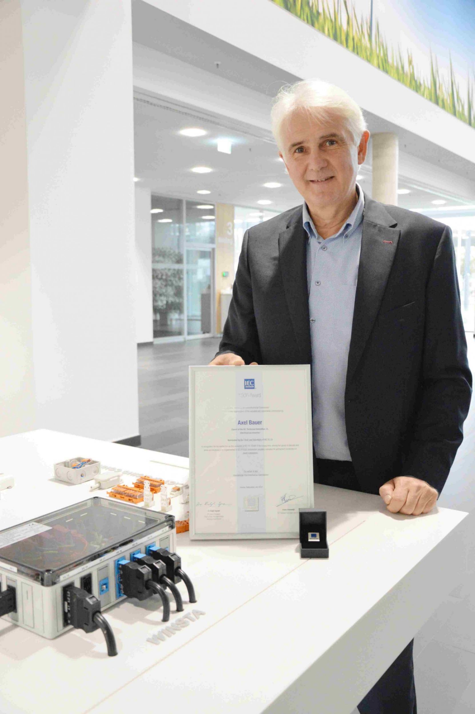 Normungsarbeit auf hohem Niveau: Axel Bauer erhält dritten IEC Award