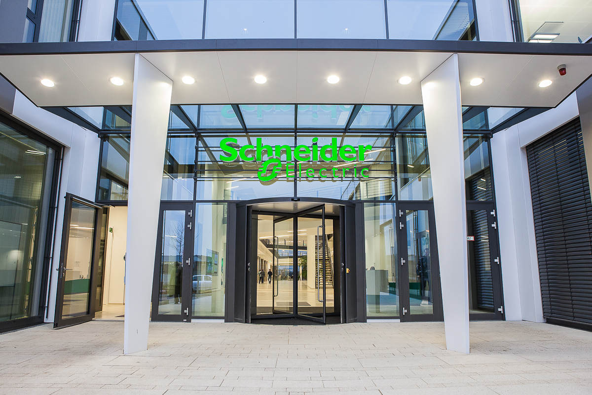 Schneider Electric: Stärkung von Kompetenzzentren und Produktionsstandorten