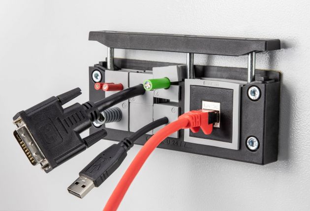 Bild 4 I Anwendungsbild Kabeleinführung KEL-U 24|7 mit AT-KS und Netzwerkanschluss