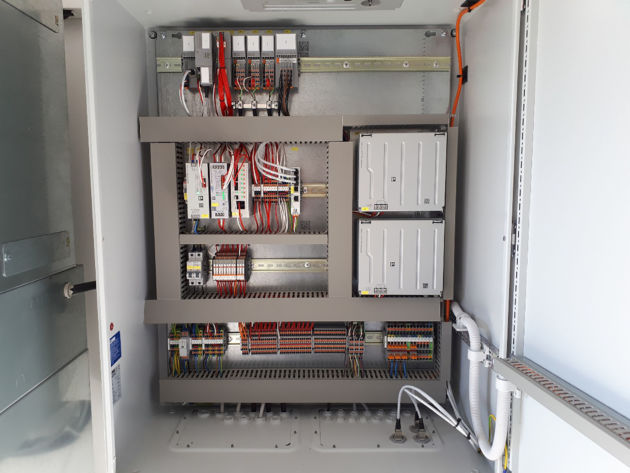 Bild 3 | Eine Kleinfernwirkanlage dient als Kommunikationsschnittstelle zwischen dem Gateway zur Netzleitstelle und der angeschlossenen Kundenanlage