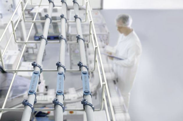 Bild 1 | Eine fachgerechte Kennzeichnung von Maschinen und Anlagen im 
hygienekritischen Bereich beugt Verunreinigungen von Lebensmitteln vor.
