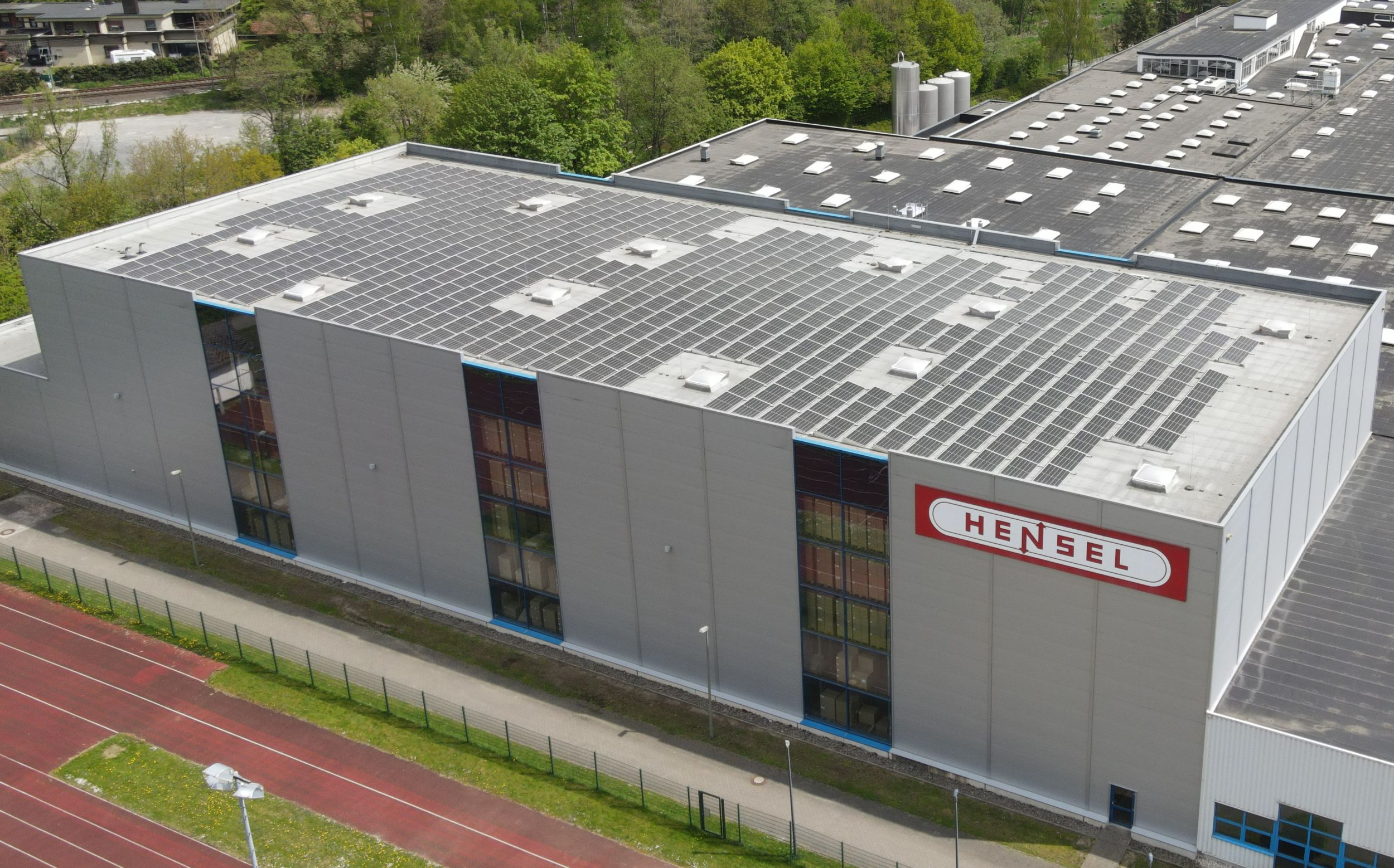 Photovoltaik-Anlage auf dem
Hensel Firmengebäude installiert