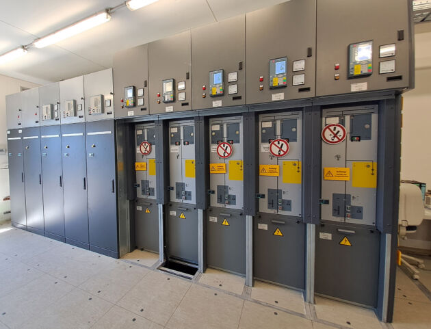 Bild 1 | Mit dem Ziel, das Stromnetz auszubauen, erweiterten die Stadtwerke Crailsheim eine Mittelspannungsschaltanlage bestehend aus 16 Feldern vom Typ cpg.1 von Ormazabal um acht weitere Felder vom selben Typ. Die technisch sowie optisch optimierten neuen Schaltfelder wurden sicher an die Vorgängermodelle angeschlossen.
