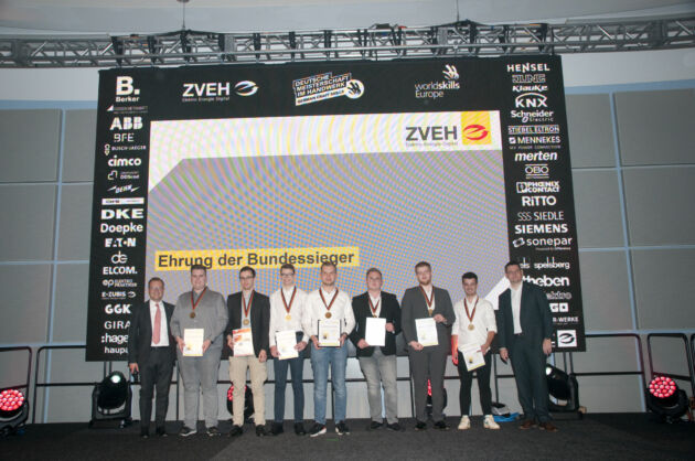 Die Goldmedaillen-Gewinner 2023 (v. l. n. r.) mit dem DMH-Schirmherrn 2023, Christopher Mennekes (l.), und ZVEH-Präsident Stefan Ehinger (r.): Daniel Heintz, Eike Meisel, Johannes Gollwitzer, Pascal Büschel, Maik Wagner, Patrick Bail und Kevin Schmider.