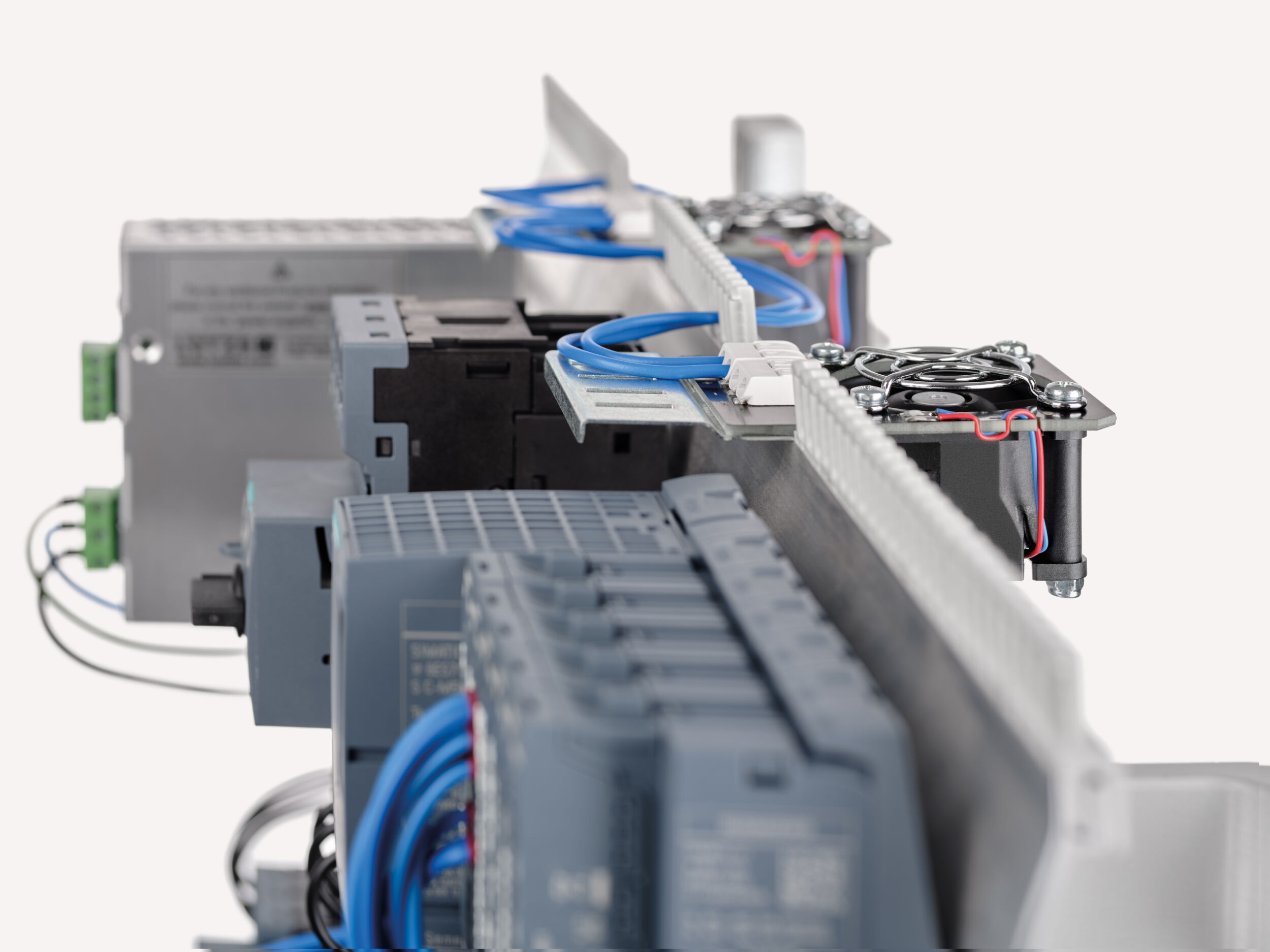 Bild 1 | AirBlower Compact Lüfter auf einem AirStream Compact Rahmen (rechts im Bild).