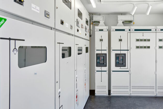 Bild 1 | Die per Modulansatz
projektierte Mittel- und
Niederspannungsschaltanlage des All Electric Society Parks von Phoenix Contact in Blomberg.