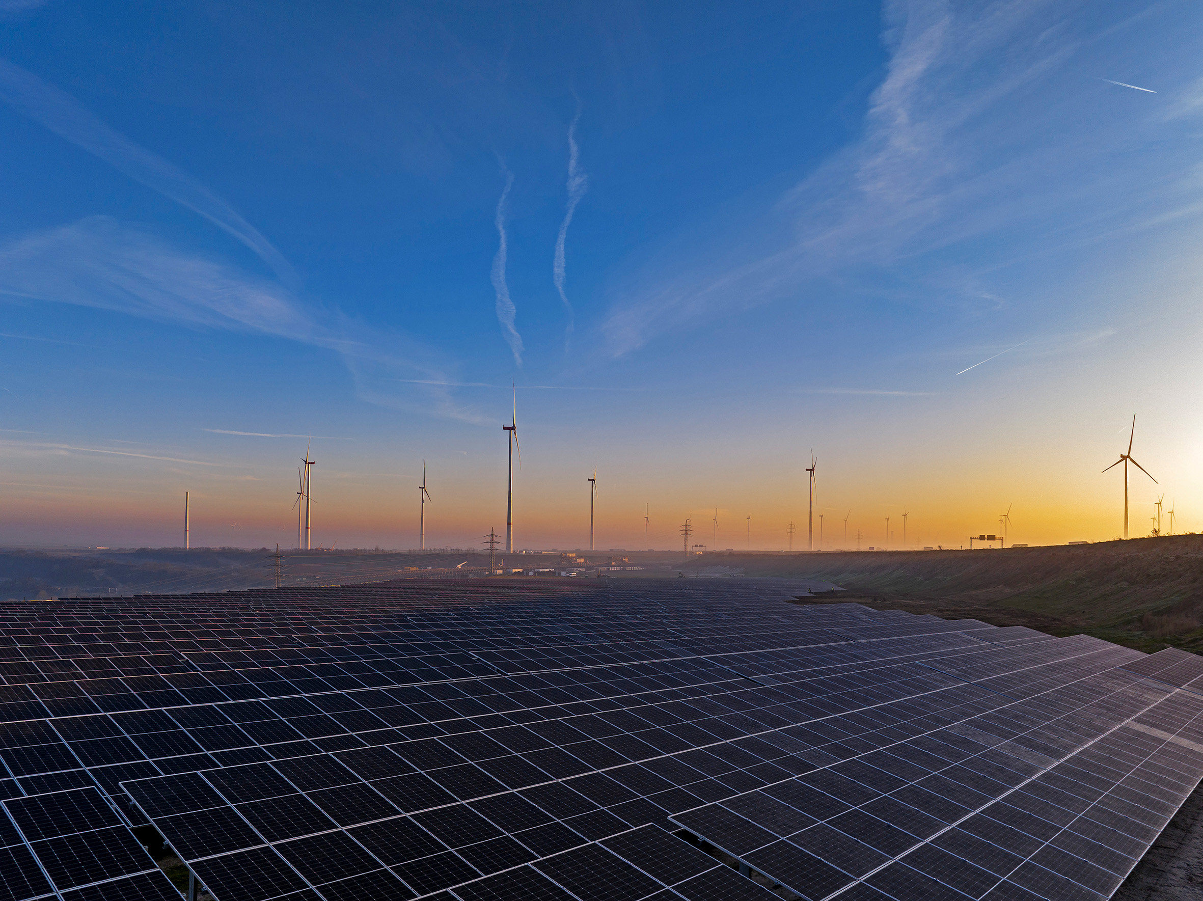 Bild 4 | Im Tagebau Garzweiler hat RWE eine Freiflächen-Photovoltaikanlage mit integriertem Speicher errichtet.