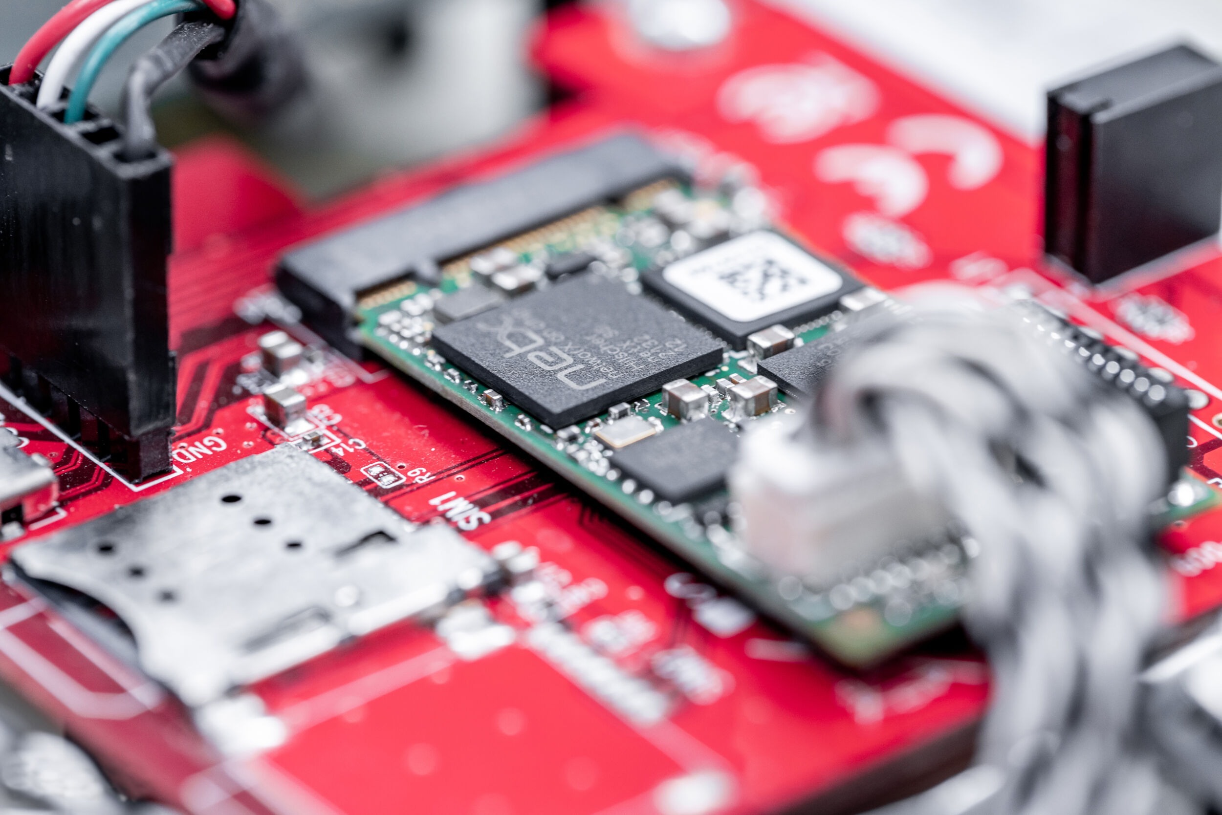 Bild 1 | Der Kommunikationscontroller NetX 90 dient dem österreichischen Dienstleister DieEntwickler Elektronik (DEE) als Fundament kundenspezifischer und eigener Entwicklungen.