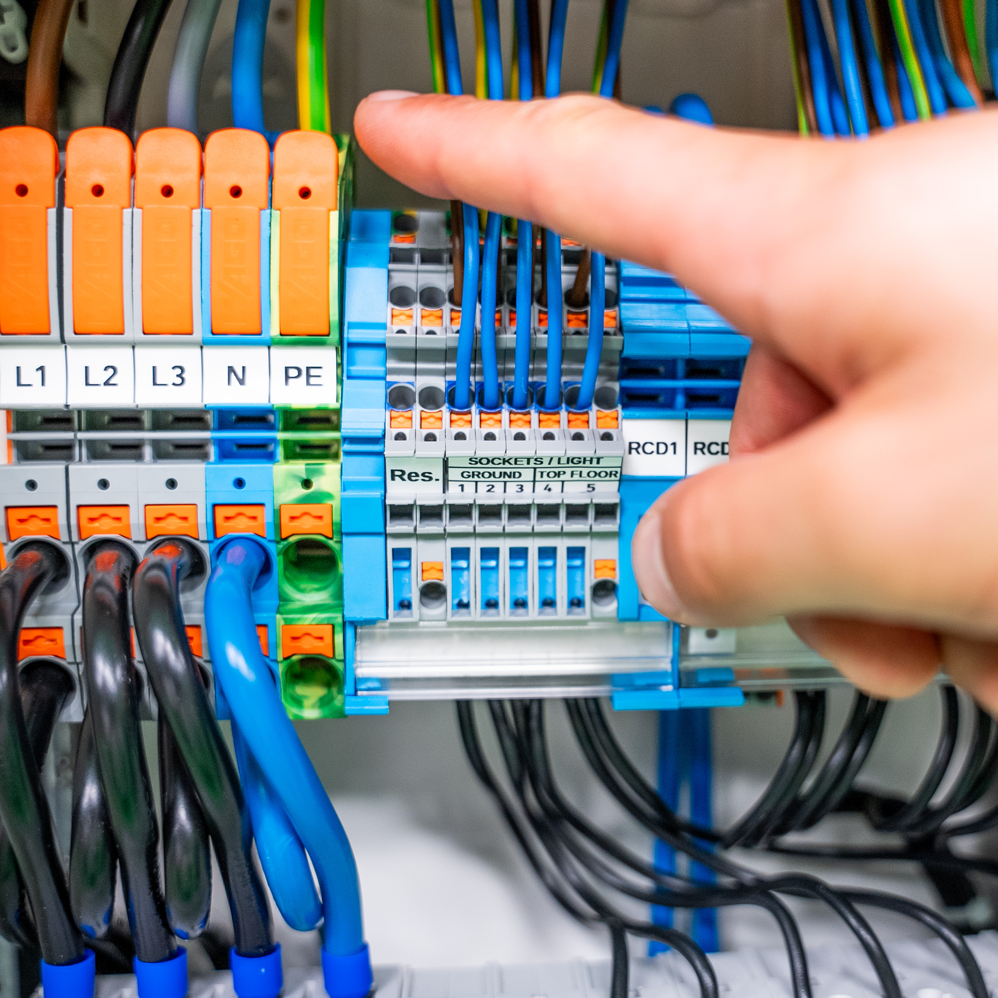 Schwer biegsame Leiter komfortabel anschließen