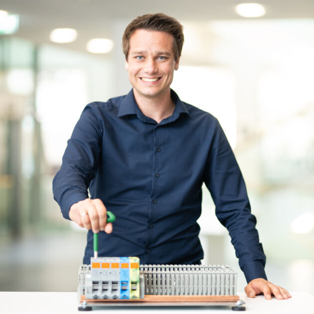 "Für die Einspeisung von elektrischer Energie eignen sich insbesondere Reihenklemmen mit seitlicher Leitereinführung. Hier können Einspeiseleiter, die von oben oder unten in
den Schaltschrank eingeführt werden, einfach und ohne schwergängiges Biegen an die Reihenklemmen angeschlossen werden."
Niko Rethemeier