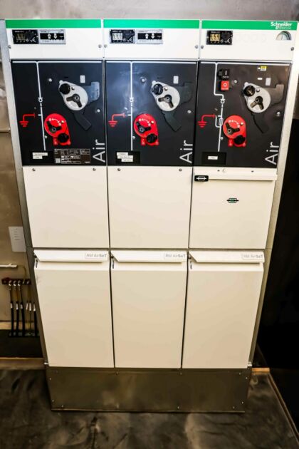 Bild 1+2 | Anstelle von SF6 verwenden moderne Schaltanlagen, wie die von Schneider Electric, synthetisch reine Luft zur Isolierung.