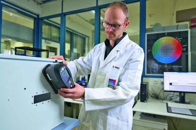 Bild 3+4 | Laborgeprüfte Qualität: Ob die Gehäuse für den extremen Offshore-Einsatz geeignet sind, wird von Sebastian Otten im akkreditierten QS-Labor von Rittal in Herborn getestet. Im Bild ein Test im chemisch-physikalischen Prüfraum, wo eine Farbmessung der Gehäuseoberfläche erfolgt.