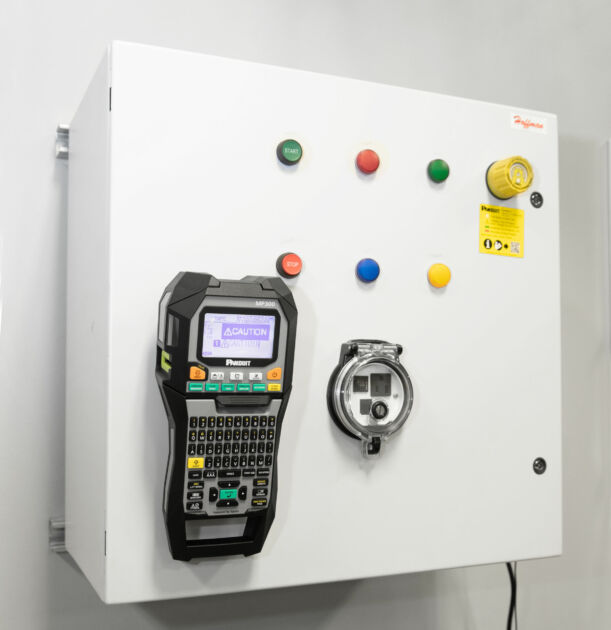 Bild 1 | Durch die magnetische Rückseite kann man den neuen mobilen Drucker MP300/E einfach am Schaltschrank anbringen. Das Gerät arbeitet zuverlässig bei Temperaturen zwischen -40 und +66°C.