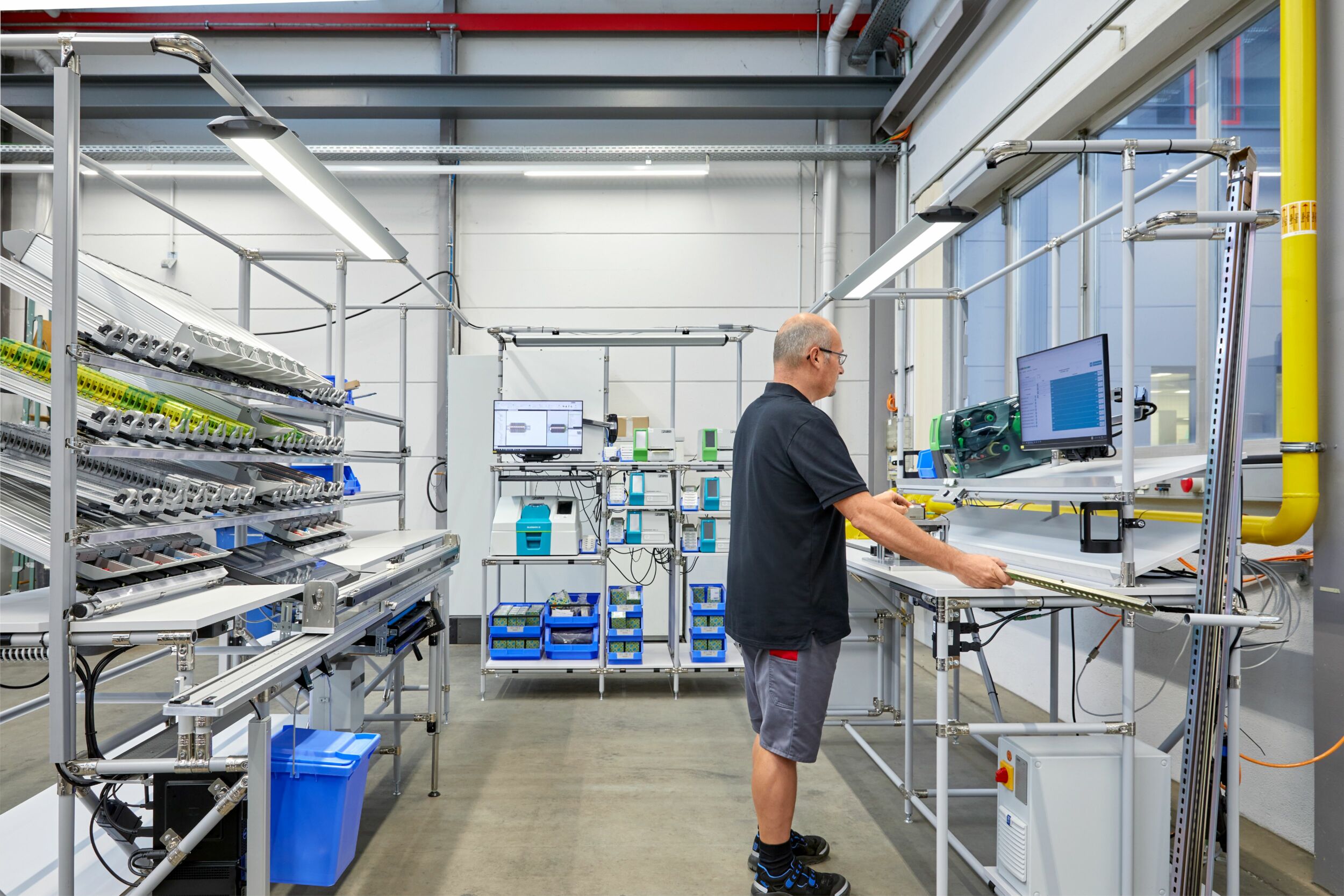 Bild 2 | Effiziente Klemmenleistenfertigung bei Grenzebach: ein Fließfertigungsprozess mit integrierter, digital unterstützender Werkerassistenz