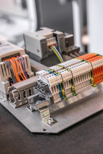 Bild 3 | Montagerahmen mit Hutschienen: einfache, ergonomische Best&uuml;ckung und Verdrahtung au&szlig;erhalb des Geh&auml;uses.