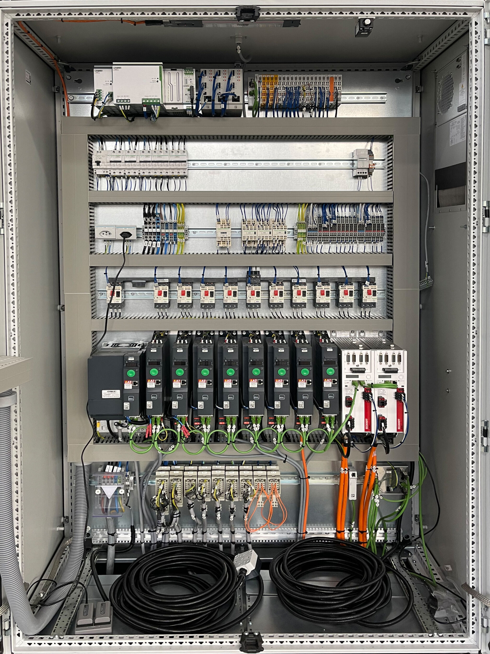 Bild 1+2 | Im Vergleich zu einem Schaltschrank, der mit einer Montagetafel umgesetzt wurde (links), wirkt der Schaltschrank mit dem Verdrahtungssystem Airstream (rechts) aufgeräumter und luftiger.