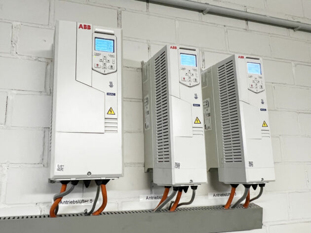 Bild 2 | Die drei ACH580 werden über das Leitsystem angesteuert, um die Antriebsmaschine bedarfsgerecht zu kühlen.