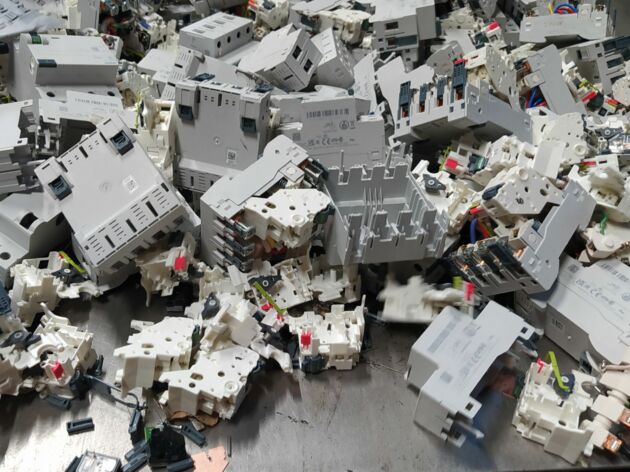 Bild 1 | Neben Metallen enthalten ausgediente elektrische Installationsgeräte und Leistungsschalter auch Kunststoffe, die ebenfalls dem Recycling zugeführt werden können. Doch für die effiziente Verwertung müssen die Rahmenbedingungen zur Weiterentwicklung der Recyclingprozesse stimmen.