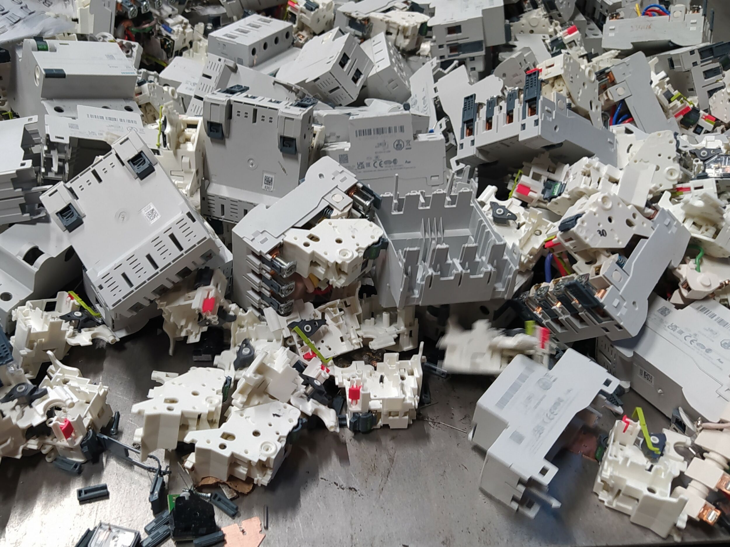 Bild 1 | Neben Metallen enthalten ausgediente elektrische Installationsgeräte und Leistungsschalter auch Kunststoffe, die ebenfalls dem Recycling zugeführt werden können. Doch für die effiziente Verwertung müssen die Rahmenbedingungen zur Weiterentwicklung der Recyclingprozesse stimmen.