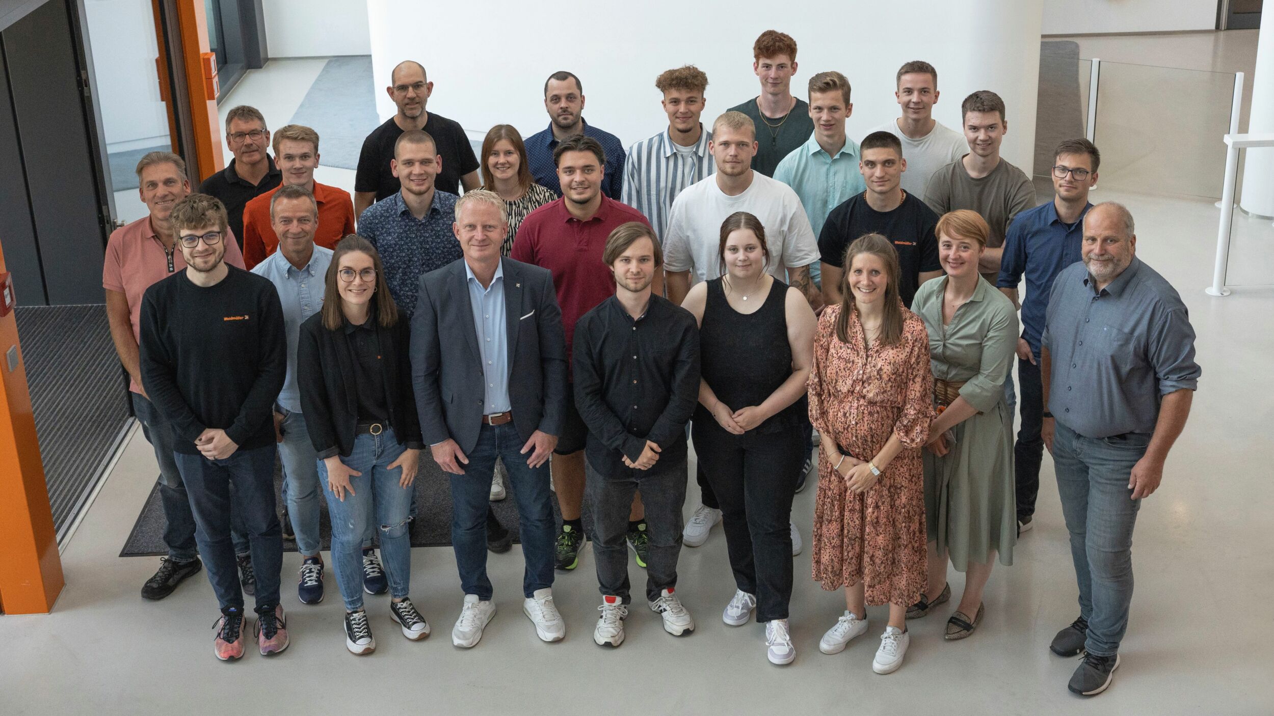 Auszubildende und dual Studierende erhalten Zeugnisse