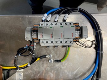Potenzialausgleich über die geerdete Rückwand einer Schaltanlage