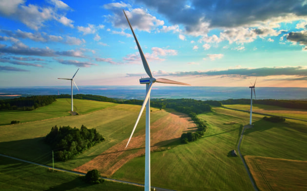 Bild 1 | Mit der zunehmenden Anbindung von dezentralen Energieressourcen wie den hier gezeigten Windturbinen wird eine Verbesserung der Resilienz und der Versorgungssicherheit für EVUs immer wichtiger.