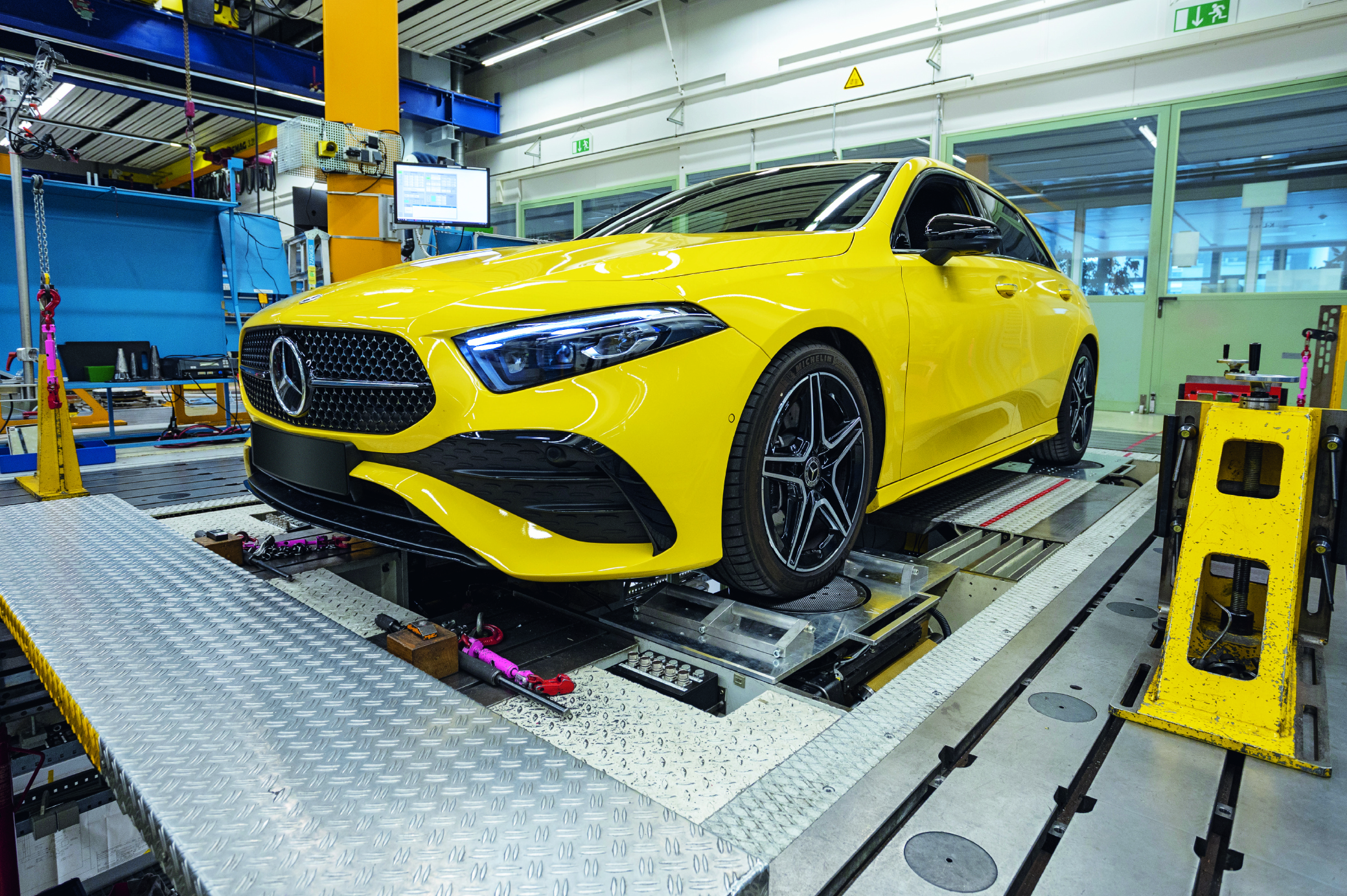 Bild 1 | Auf mehreren Prüfständen analysiert und optimiert Mercedes-Benz mithilfe von Präzisionsmesstechnikklemmen der ELM-Serie und der Software Twincat die fahrdynamischen Eigenschaften kommender Fahrzeuggenerationen.