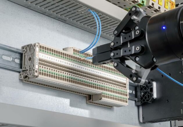 Bild 2 | Das Design der neuen Snap-In-Reihenklemmen wurde extra so konzipiert, dass die Industrieroboter diese greifen und aufrasten können.