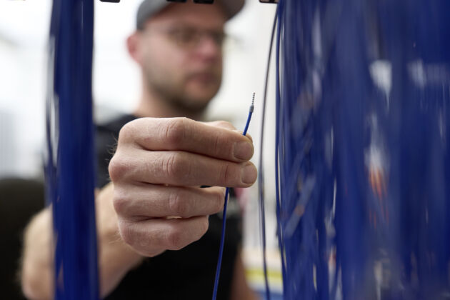 Bild 1 | Gerade in der Verdrahtung von Schaltschränken liegen enorme Effizienzpotenziale - bereits jetzt ist Zahnen Technik über 50 Prozent schneller, Tendenz steigend.