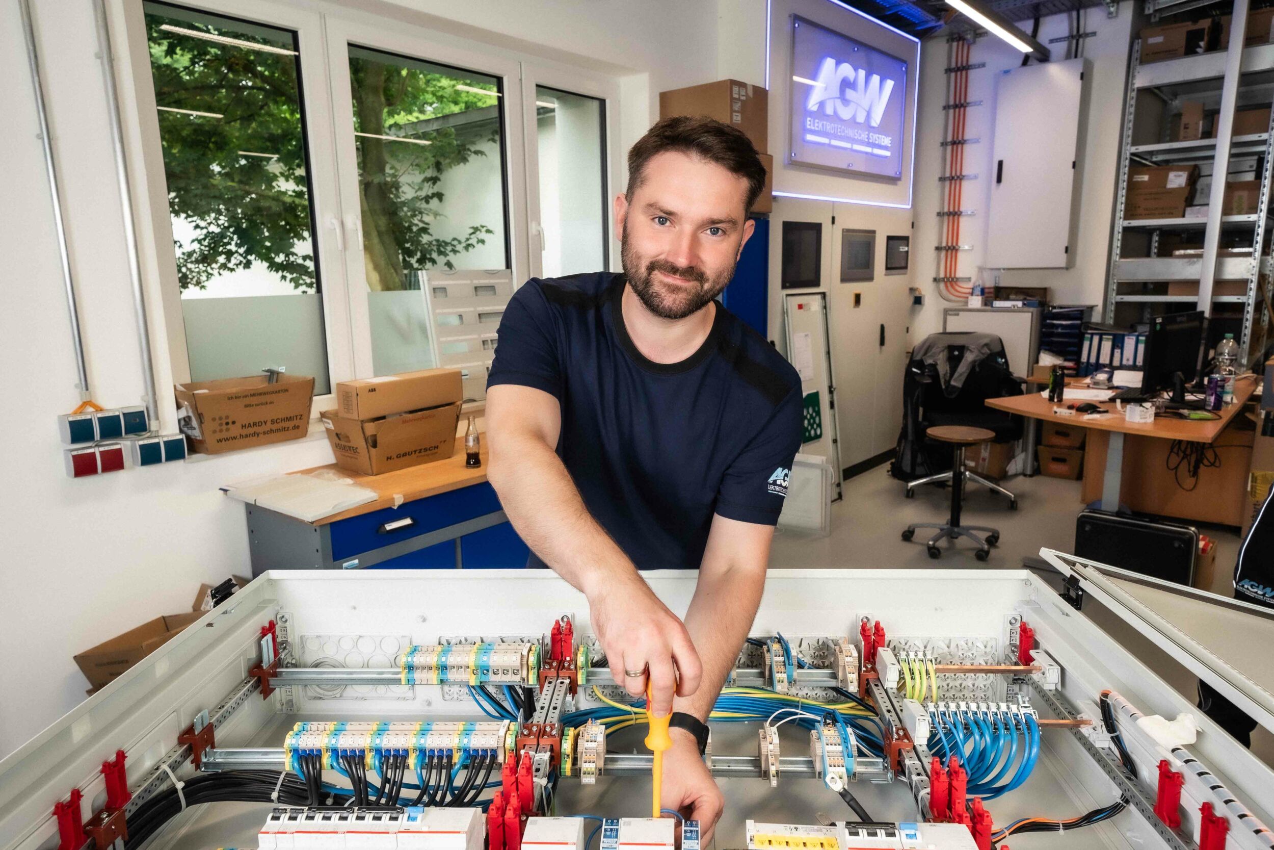 Bild 1 | Blick in die Schaltschrankfertigung bei AGW