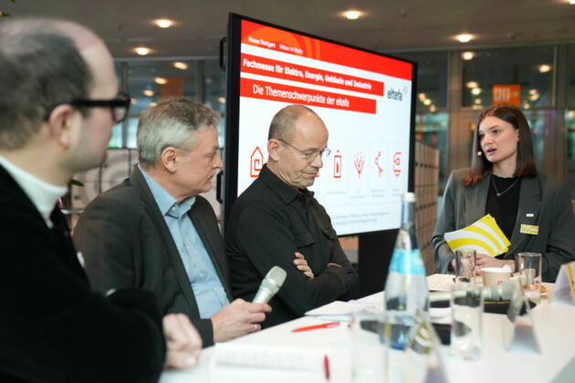 Beim Fr&uuml;hst&uuml;cks-Talk diskutierten Yannik St&auml;bler (Messe Stuttgart), Andreas Hausch (Fachverband Elektro- und Informationstechnik Baden-W&uuml;rttemberg) und Kai Bierich (Architekturb&uuml;ro studio bierich) unter der Moderation von Rebecca Marquardt (Messe Stuttgart) &uuml;ber die Schwerpunkte der Messe und die zielgruppenorientierten Angebote im Rahmenprogramm der eltefa.