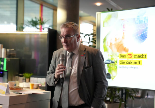 Thomas B&uuml;rkle, Pr&auml;sident des Fachverbands Elektro- und Informationstechnik Baden-W&uuml;rttemberg, sprach &uuml;ber die zentrale Rolle der Elektrobranche in der Energiewende und die Bedeutung ganzheitlicher Geb&auml;udesysteme.
