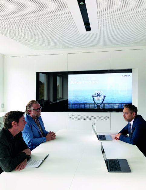 Im Gespräch mit der
SPS-MAGAZIN-Redaktion
erläutert Wöhner-CEO
Philipp Steinberger (r),
wie er sein Unternehmen für
die Zukunft aufstellt.