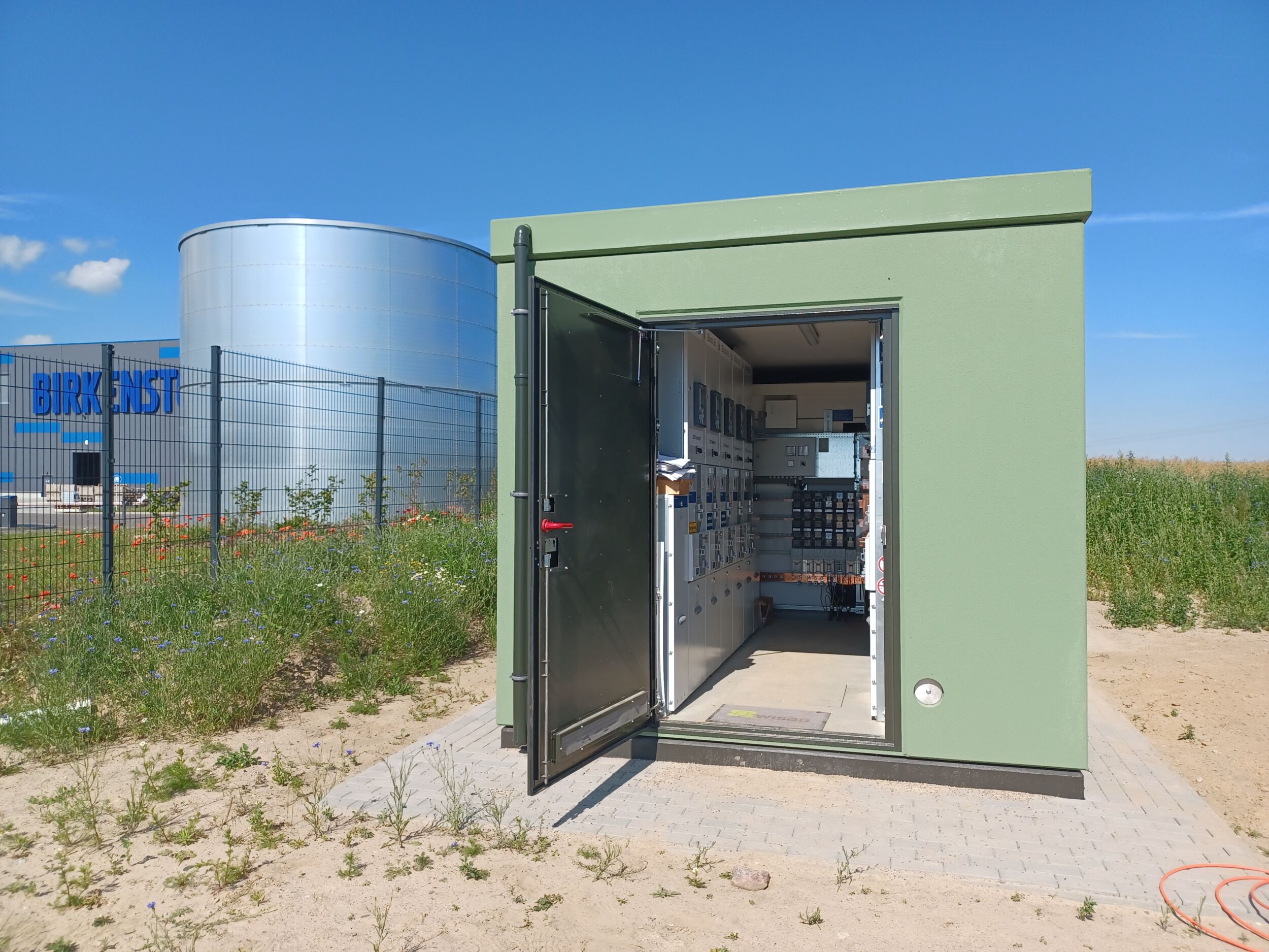 Bild 2 | Die Schaltanlage von Ormazabal bildet die Grundlage für eine zuverlässige Energieversorgung des Industrieparks und der ansässigen Unternehmen wie Birkenstock und Topregal. Sie ist auch für zukünftiges Wachstum ausgelegt.