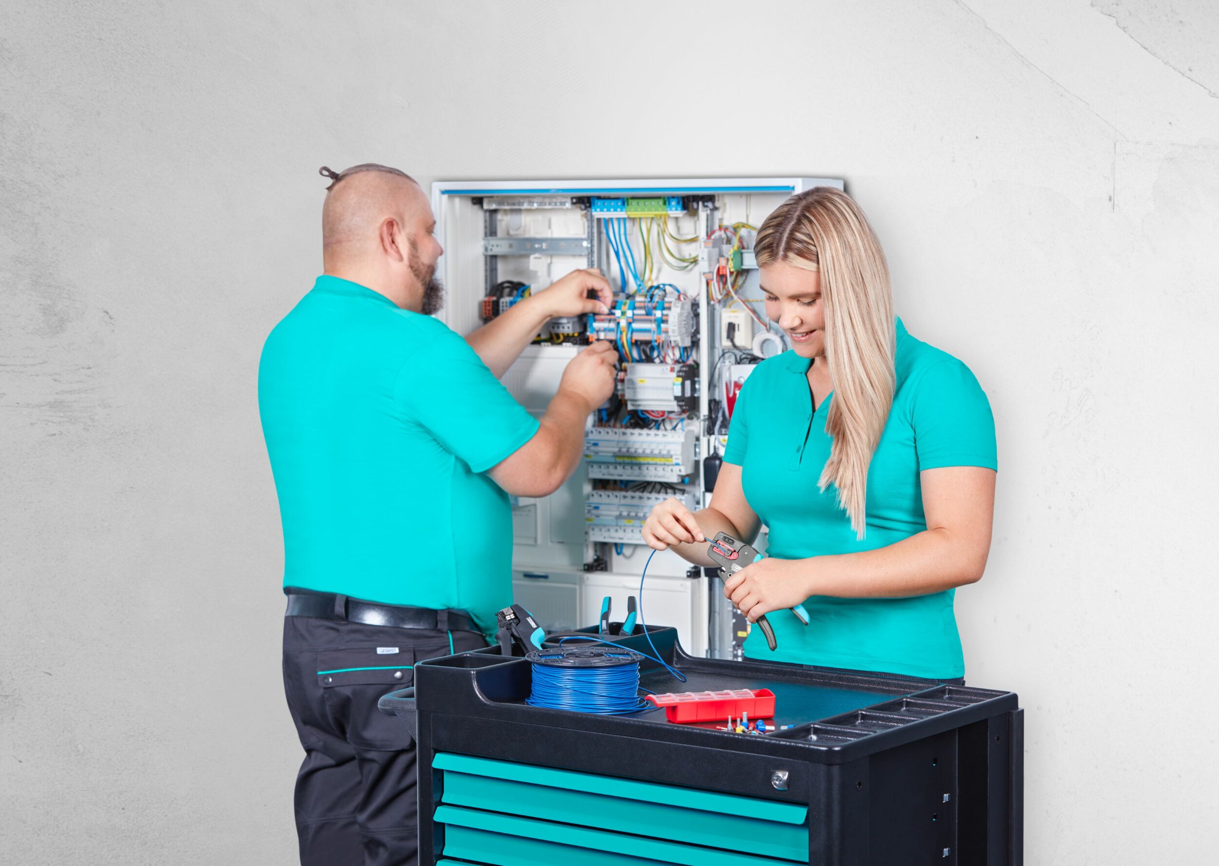 Bild 1 | Abisolieren ist ein qualitätskritischer Prozessschritt in der Leiterverarbeitung - denn bereits das Abisolieren entscheidet über die Qualität einer elektrischen Verbindung.