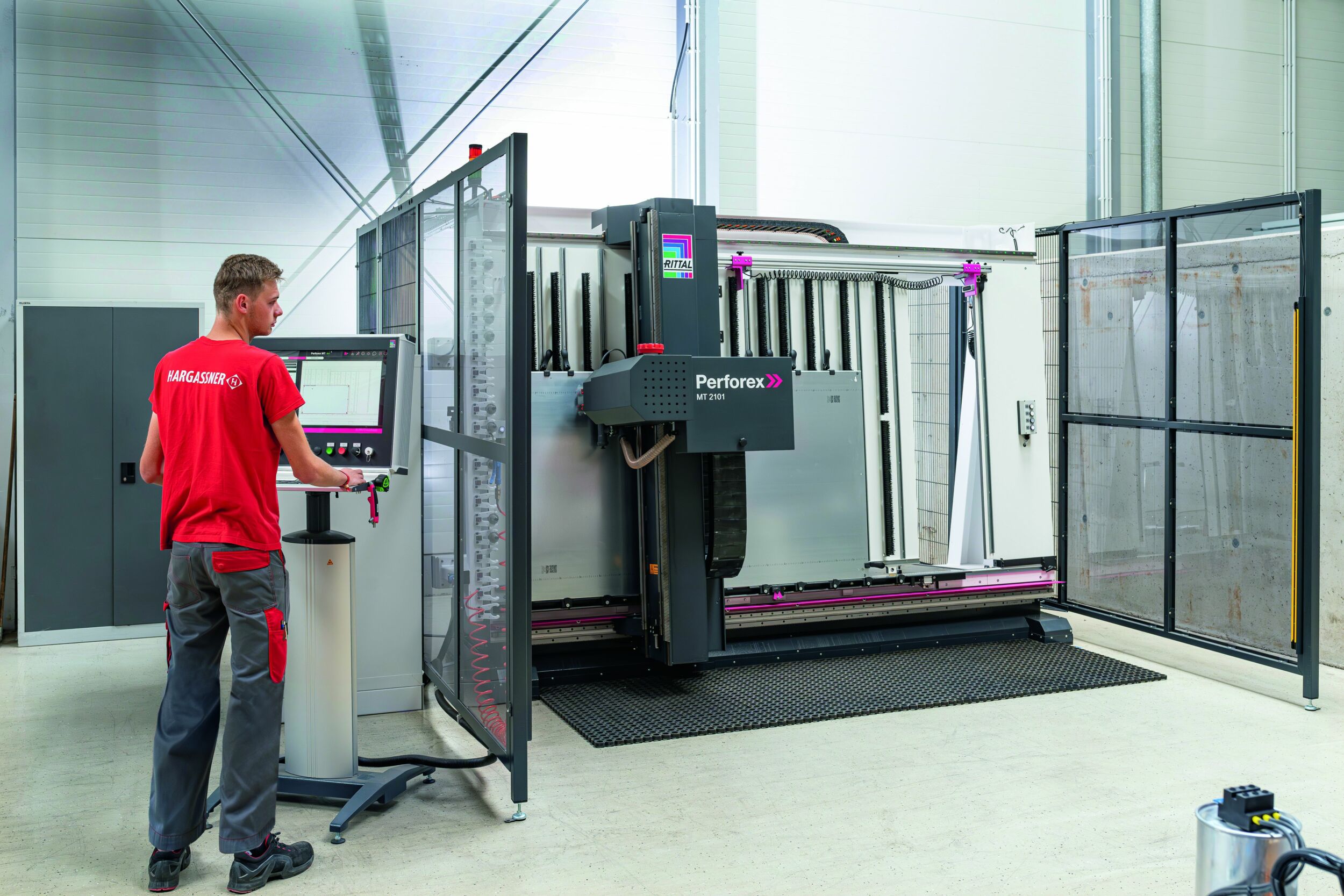 Bild 1 | Mit dem Bohr- und Fräszentrum Perforex von Rittal lassen sich Schaltschränke automatisiert bearbeiten.