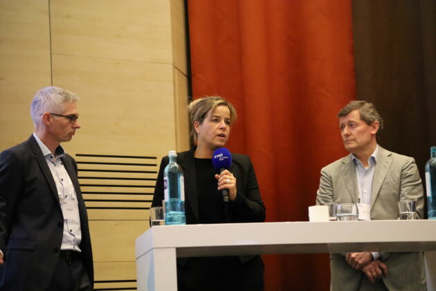 Bild 1 | Mona Neubauer, Ministerin für Wirtschaft, Industrie, Klimaschutz und Energie und stellvertretende Ministerpräsidentin von NRW, hielt die Keynote bei der Konferenz in Köln.