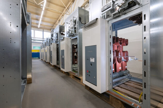 Blick in die Fertigungshalle von
Lamel, in der unter anderem SionLeistungsschalter in Feldern verbaut werden.