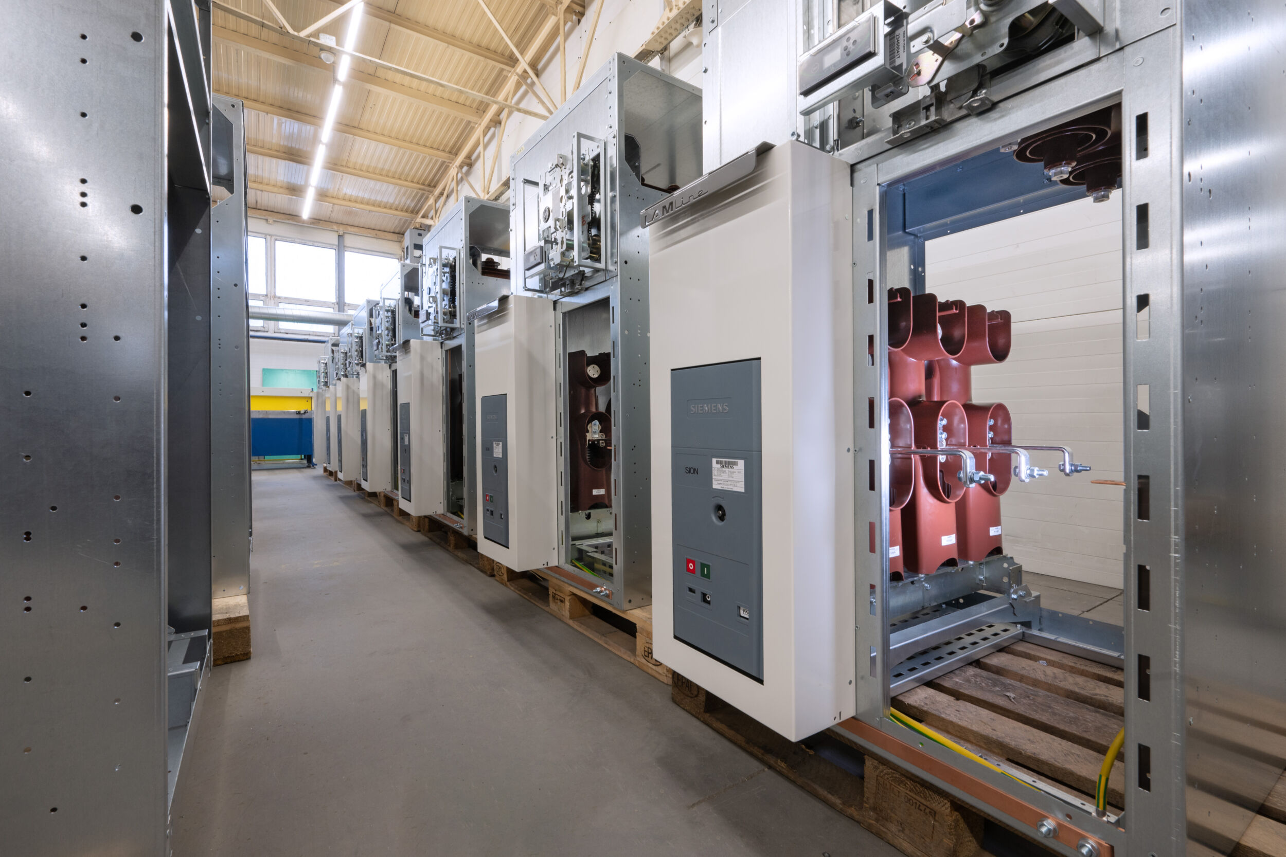 Blick in die Fertigungshalle von Lamel, in der unter anderem SionLeistungsschalter in Feldern verbaut werden.