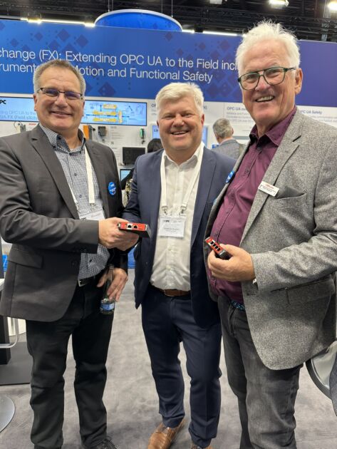 Bild 2 | Axel Hulsch von IBHsoftec (rechts), Mathias Damm (Mitte) und Uwe Steinkrauss (links) von Unified Automation präsentieren ihre gemeinsame Entwicklung.