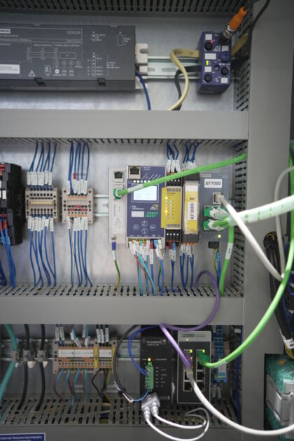 Für die Nutzung von Prozessdaten können IO-Link Sensoren
einfach über ASi-5 Module mit integrierten IO-Link Mastern (oben) und
ASi-5/ASi-3 Safety Gateways (unten) von
Bihl+Wiedemann in bestehende ASi Netzwerke integriert werden.