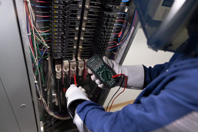 Bild 3 | Das TRMS-Industriemultimeter Extech EX530A im Einsatz