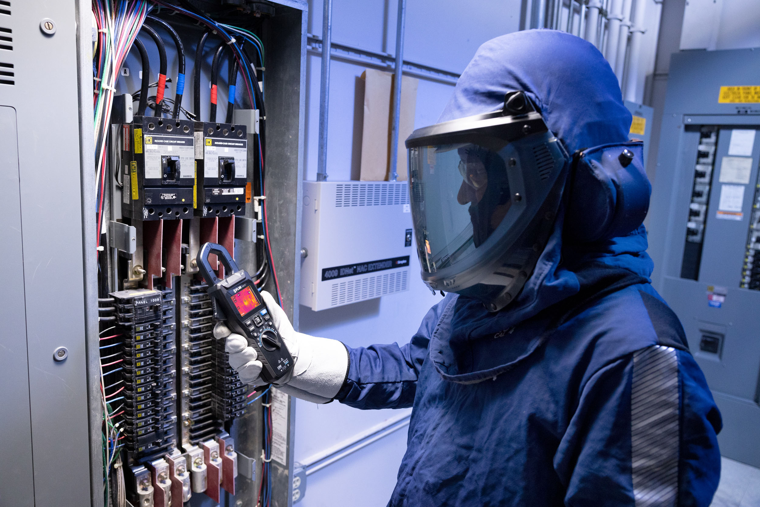Bild 1 | Die Stromzange Flir CM276 kombiniert Wärmebildtechnik mit elektrischen Messungen.
