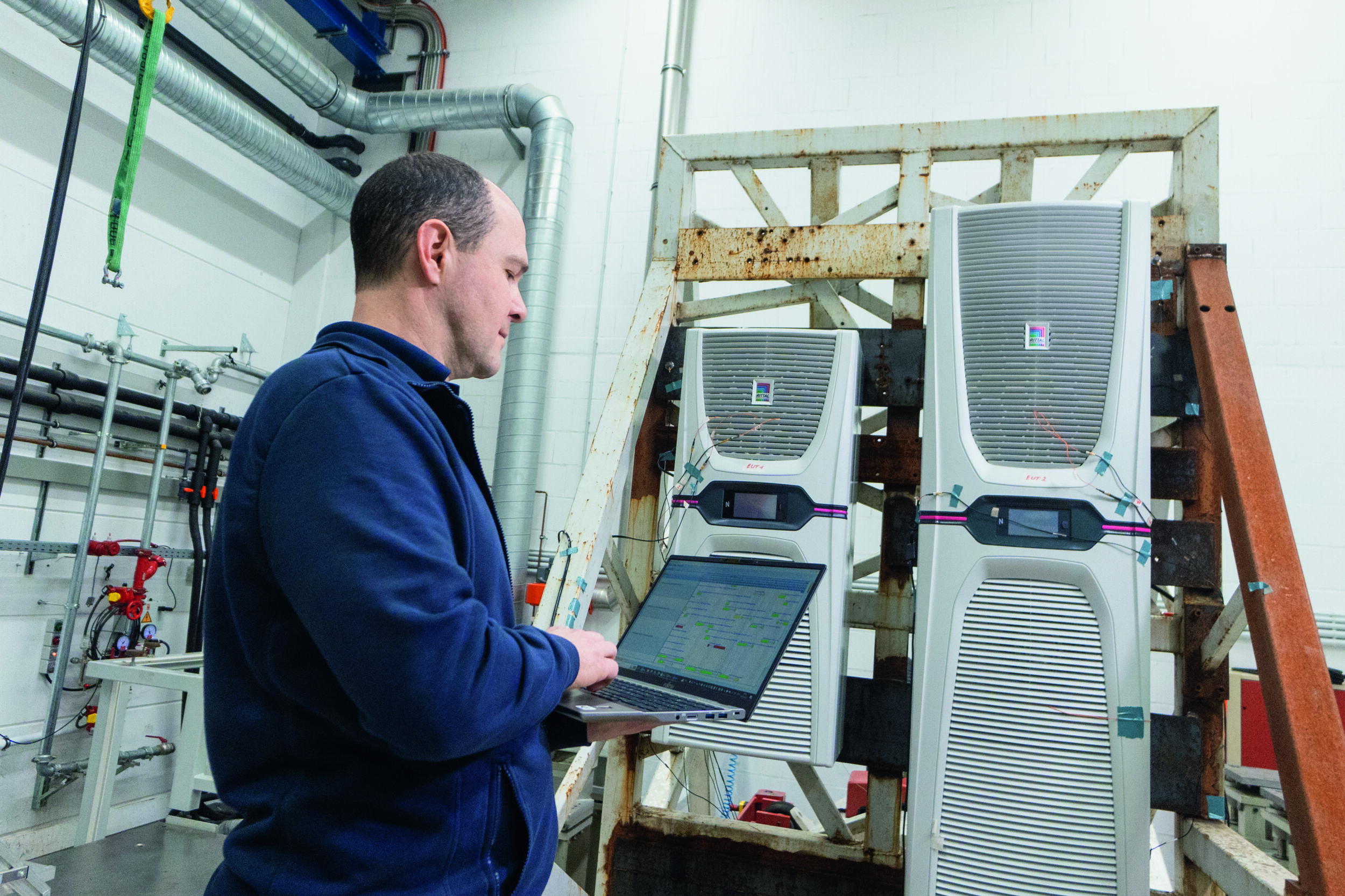 Bild 1 | Prüfingenieur Oleg Gudi von Phoenix Testlab nimmt akribisch die Einstellungen des Versuchsaufbaus vor.