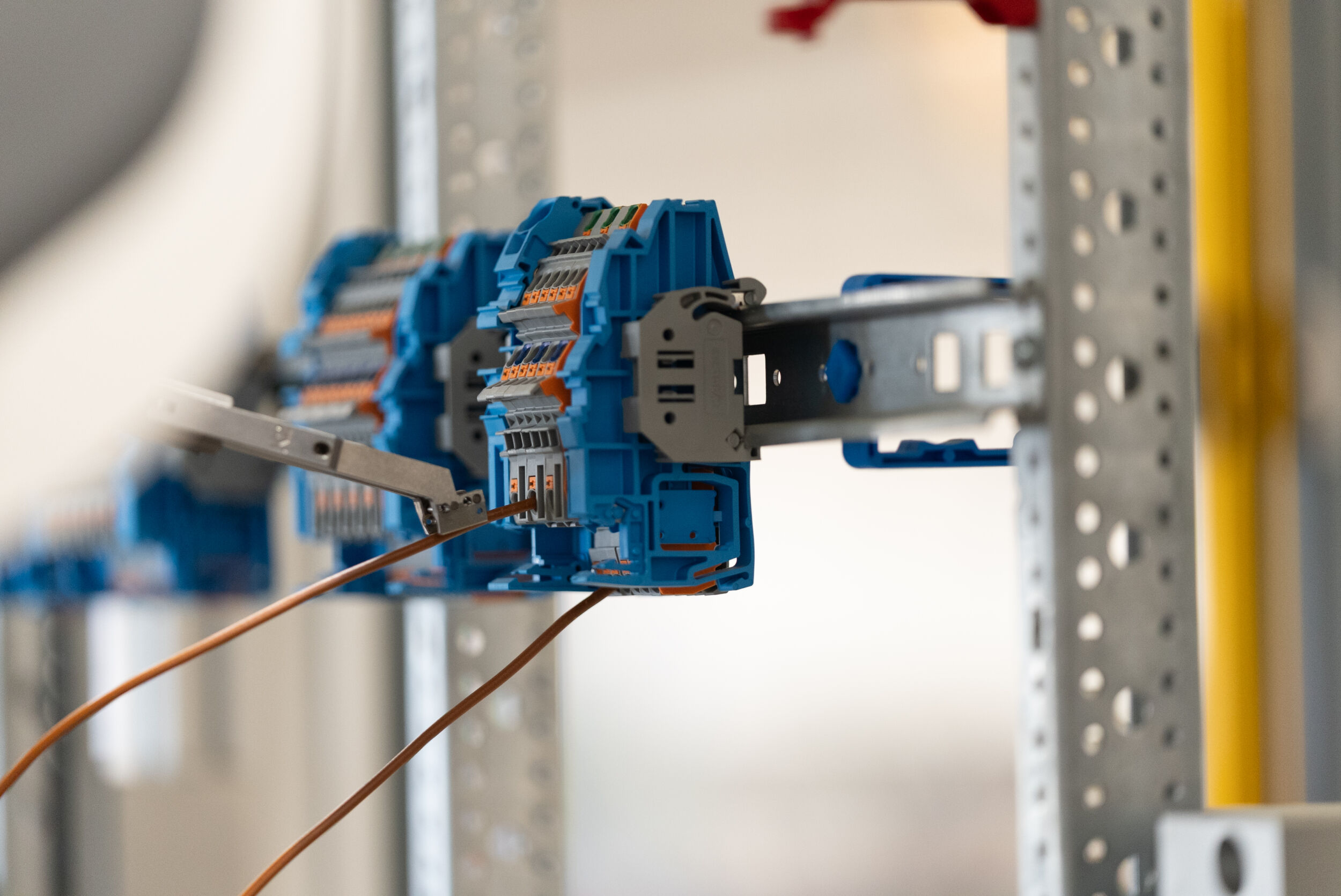 Bild 1 | Der Wago Cabinet Wiring Robot bei der Verdrahtung von Installationsetagenklemmen.