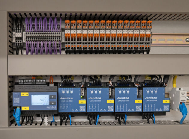 Bild 2 | Eine bewährte Kombination:
Der Netzanalysator UMG 604-Pro zusammen mit Energieanalysatoren UMG 103-CBM.