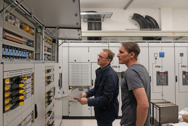 Bild 3 | Bernd Mirsberger von Janitza (links) und Datev Mitarbeiter Andreas Moßburger kontrollieren eine Unterverteilung.